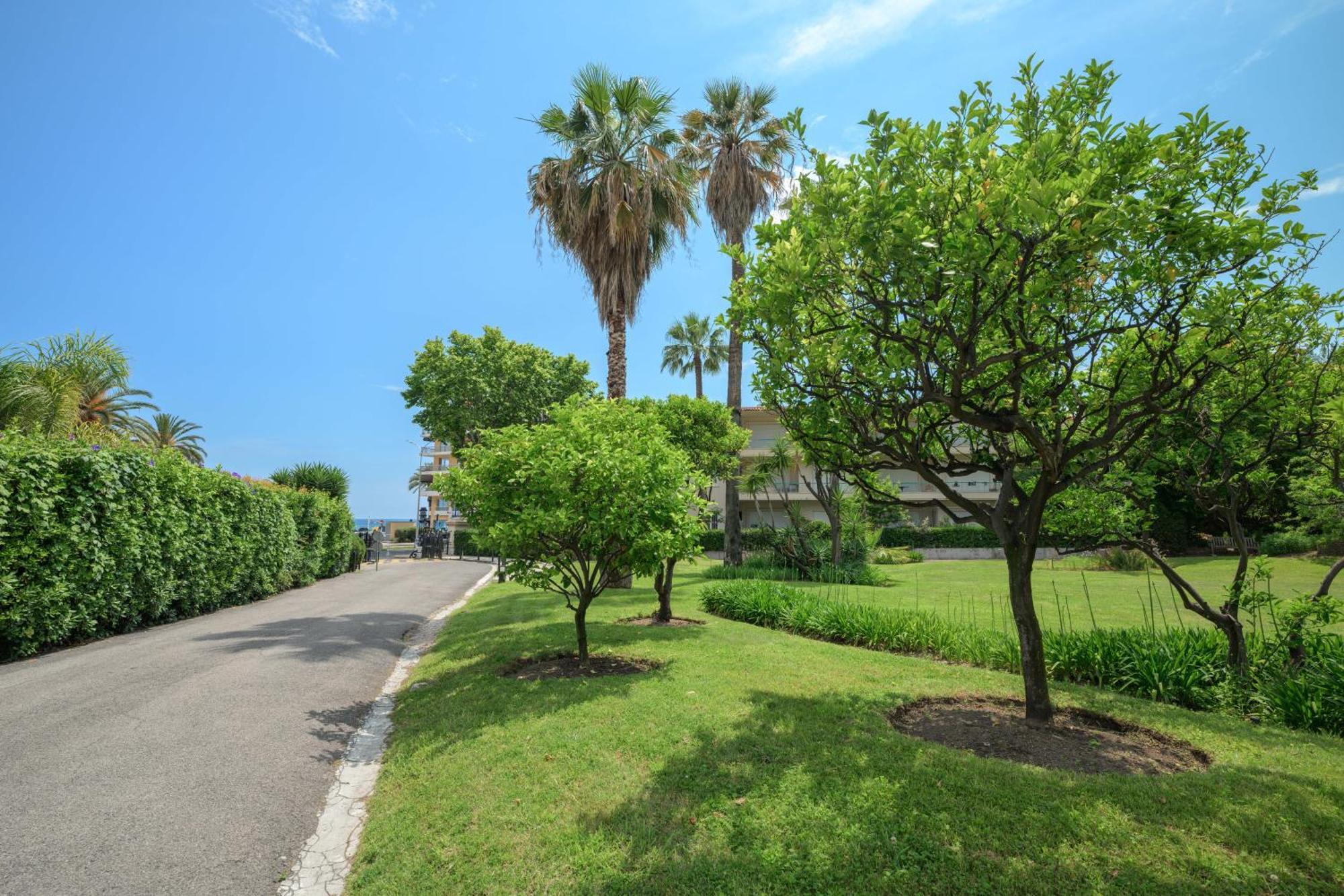 Le Coq Tersling - Residential Parking - Ac - Sea View Apartment Menton Bagian luar foto